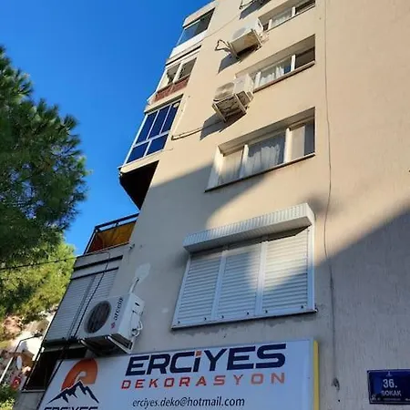 Metro Ve Universiteye Yakin Apartment